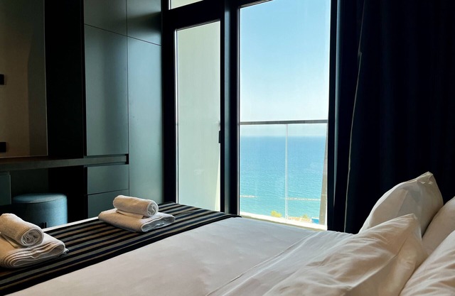 STAY ONLY Tower Suite 2002