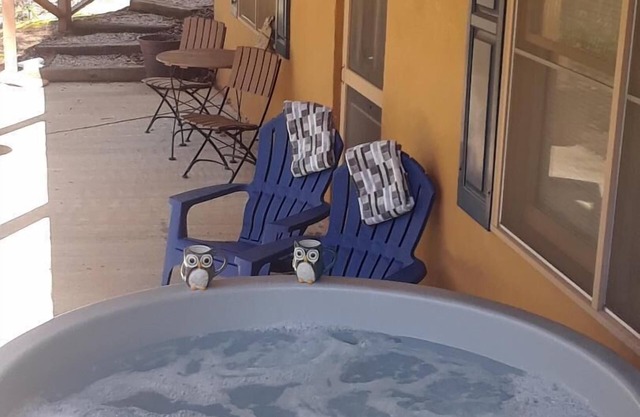 Stay w/confidence-Hot Tub 5 people-Fast WiFi-5 Star-longer stays welcome-Private