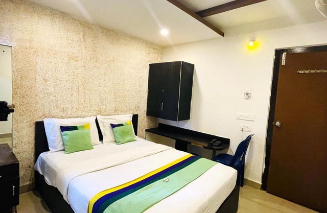 STAYMAKER ABS Comforts - Opp St Philomena Church