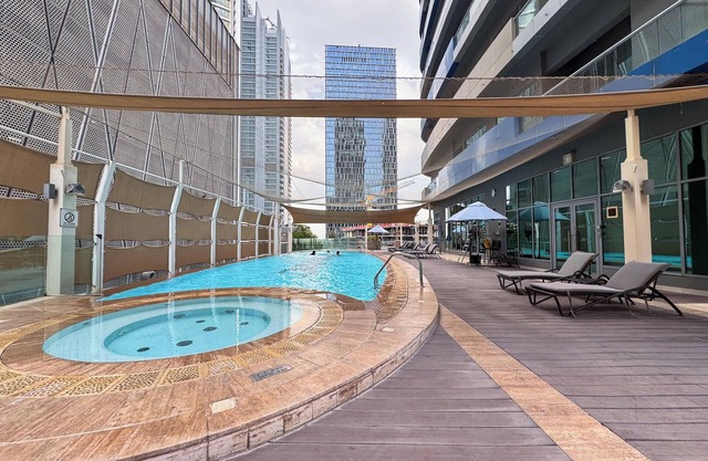 StayShort - Chic 2 BR in Vibrant Downtown!