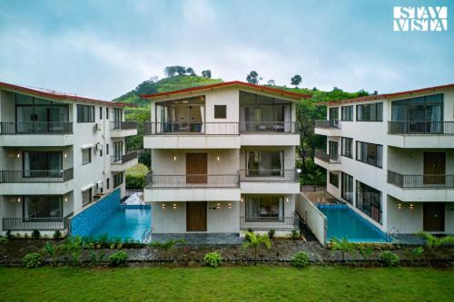 StayVista at Mount Willow with Mountain views, AC, Lawn