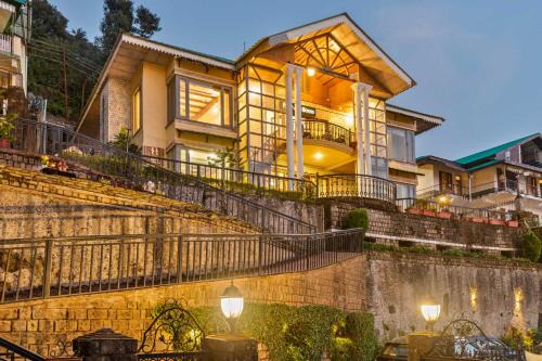 StayVista at Stonehill Manor 3BR with Outdoor Sitting, Bonfire