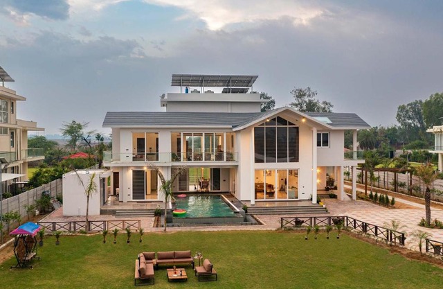 StayVista at The Francolin Farm with Free Breakfast, Infinity Pool & Jacuzzi