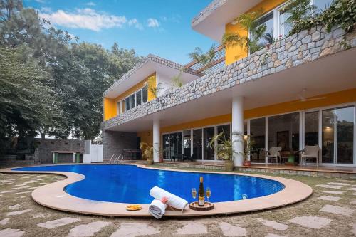 StayVista at The Hideout Farms with Lawn and private Pool