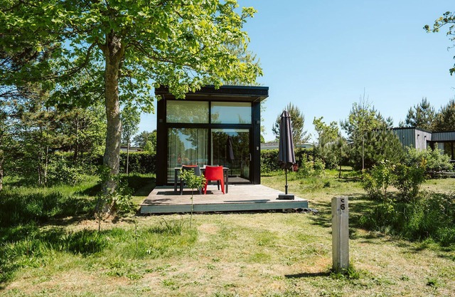 Steel and wood give character to this holiday home for four people.