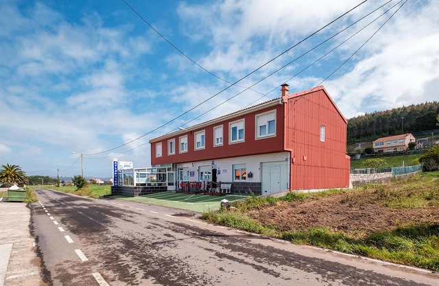 Step into a practically equipped vacation apartment, close to picturesque stretches of coastline and