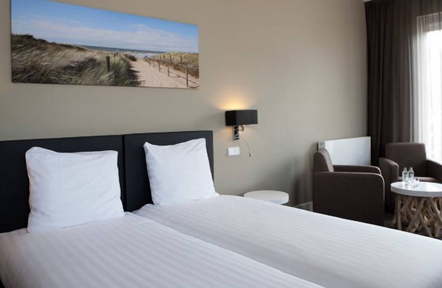 Steps from the Beach, Minutes from Wildlife Parks! Free Breakfast, Parking!