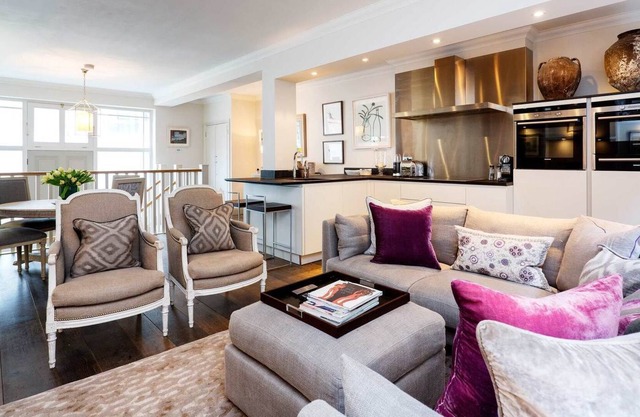 Steps from the Palace, by Veeve