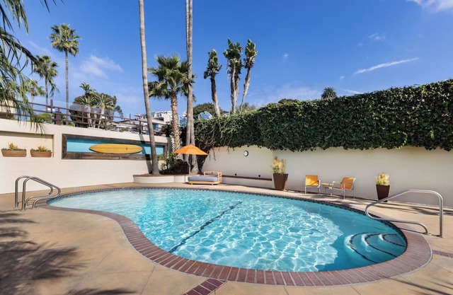 Steps from the Sand! Outdoor Pools, and Walk to Main Beach Park & Heisler Park
