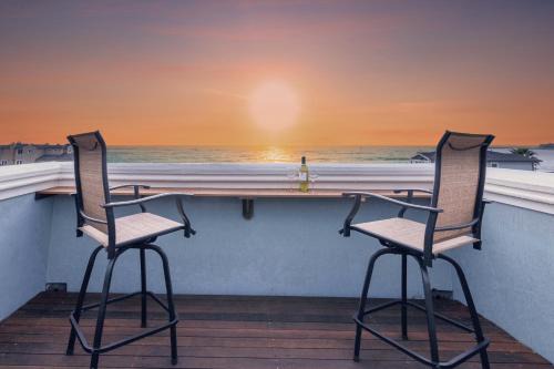 Steps to Beach and Amazing Ocean Views - Miramar Home