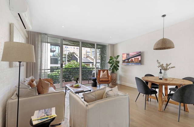 Steps to Beach, Bites and Bars. Squeaky clean stay!