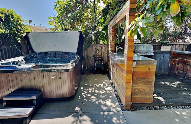 Steps to Broadway! Near Downtown, Zoo, Coronado, The Midway, SD BAY, NEW Jacuzzi, BBQ!