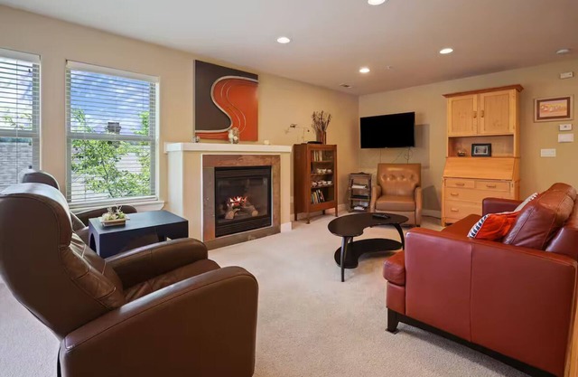 Steps to Mcmenamins, A/C, Modern and Bright, Cozy Fireplace, Balcony