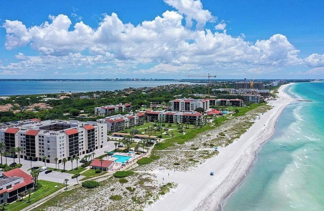 Steps to private beach and Gulf Coast Florida sunsets!