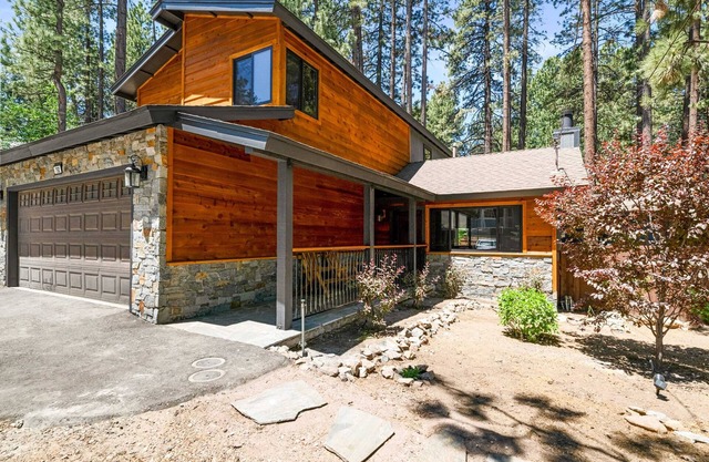 Steps to Summit! Indoor Spa. Fireplace. Nice Deck.