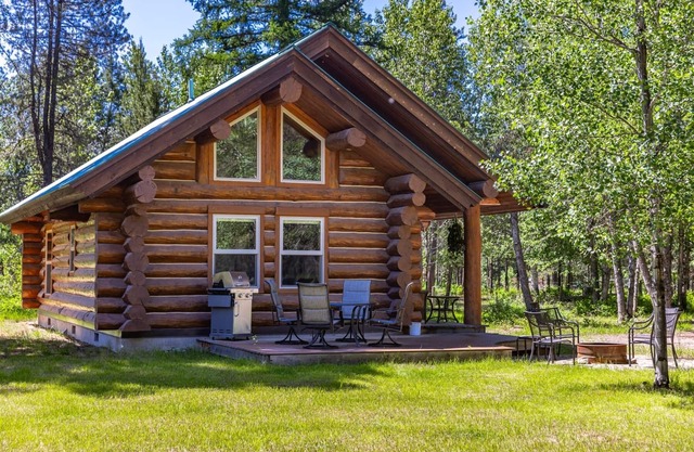 Steps to the River! River Edge Cabin