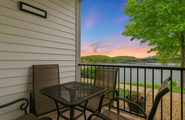 Steps to Water, Serene View, Updated Condo Family Fun w/3 Pools in Camdenton