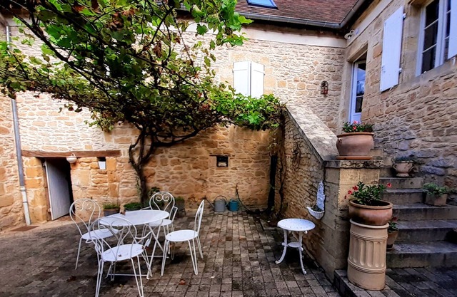 Stone house at the foot of La Vézère, for 6
