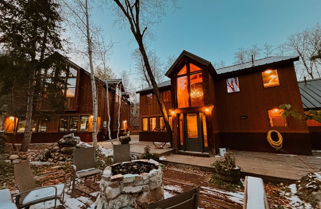 Stone Table Lodge - Sleeps 16 - 2 HOT TUBS!