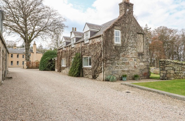 STORKERY COTTAGE, pet friendly, with open fire in Peterculter