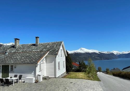 Stort hus med tømmervegger og fjordutsikt