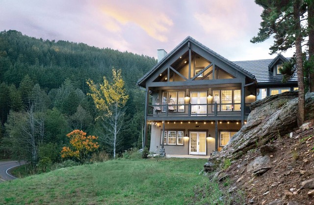 Storybook Stone/Views/New Build/Luxe Saltwater Hot Tub/Walk to Trails/30 Day Min