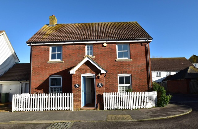 Strand House- family & dog friendly cottage in the village of Camber, Near Rye