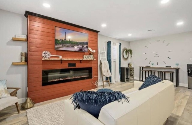 Strawberry 3BD 1BA Suite W/Fireplace & W/D close to local hospitals and downtown