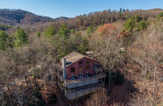 Stress Re-Leaf - Blowing Rock Cabin with great view, hot tub, pool table