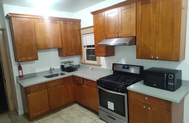 Student Housing 6-bedroom Full Unit 1 block from UC Berkeley Southside