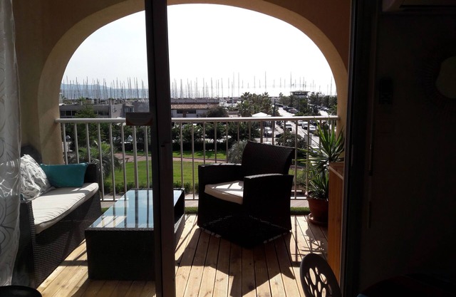 Studio 4 pers sea view, parking, wifi, air conditioning, household linen provided.