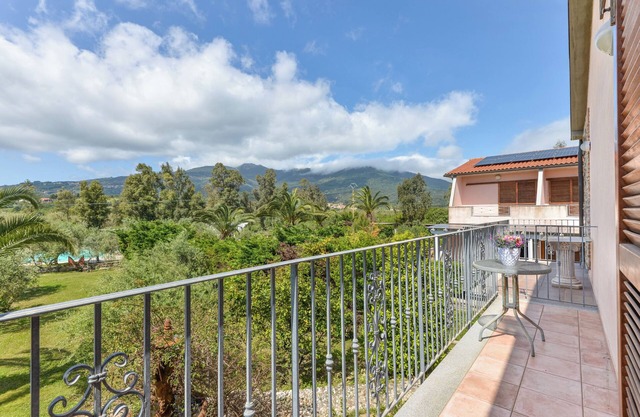 Studio Apartment 'Monolocale Castle' with Shared Pool, Wi-Fi and Air Conditioning