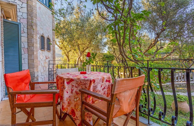 Studio Apartment 'Castellos Bellos 2' with Shared Garden, Wi-Fi and Air Conditioning