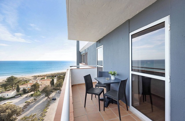 Studio Apartment 'Estúdio Vista Mar Atlântico' with Sea View, Pool & Wi-Fi