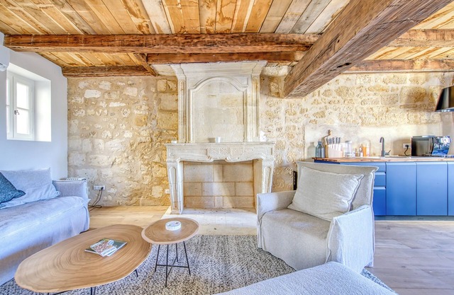 Studio Apartment 'L'escale Bigaroux' with Wi-Fi and Air Conditioning