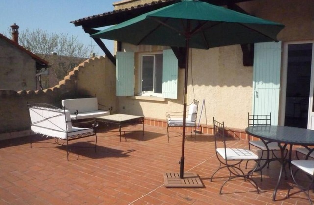 Studio apartment in a quiet street of Avignon - large terrace - pool