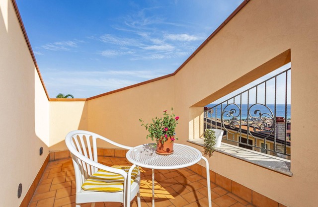 Studio Apartment 'The Amphora Lodging' with Sea View, Wi-Fi and Air Conditioning