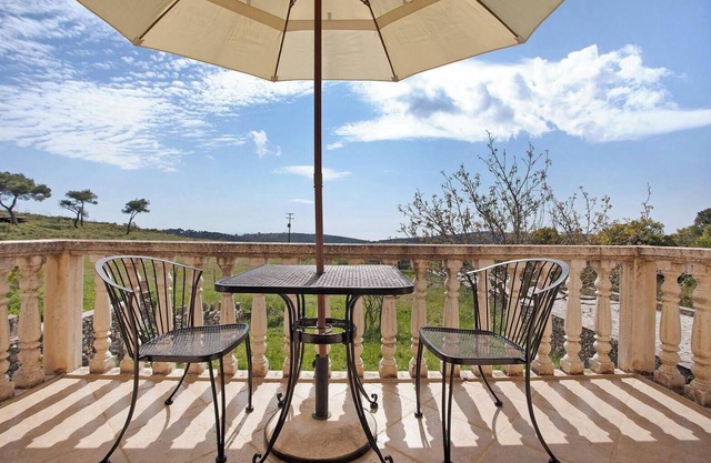 Studio apartment 'Wild Fig Retreat Helios' with Shared Pool, Wi-Fi and Air Conditioning