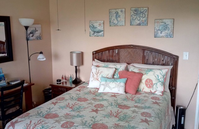 Studio apt. with A/C, Fridge, Semi-Private pool in the Center of kihei