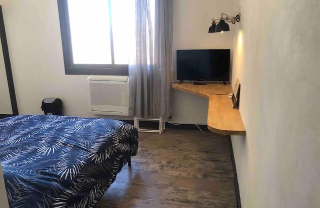 Studio autonome climatisé face à la gare