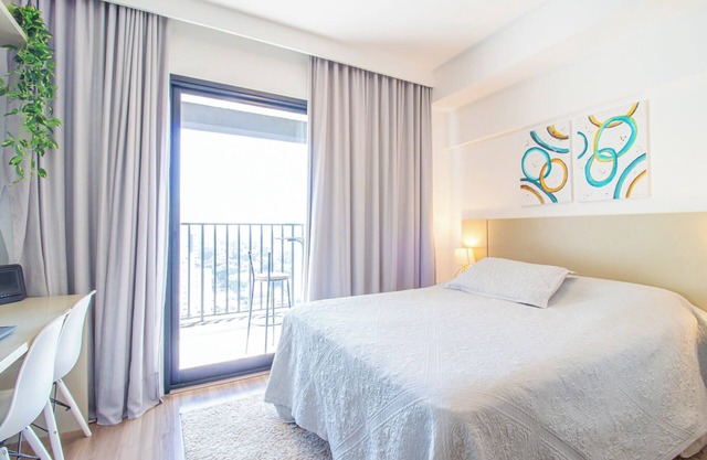 Studio elegante com varanda e ótima localização