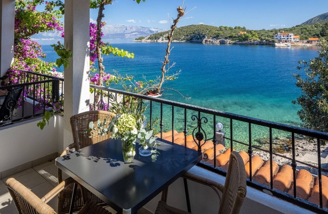 Studio flat near beach Cove Pokrivenik, Hvar (AS-10427-a)
