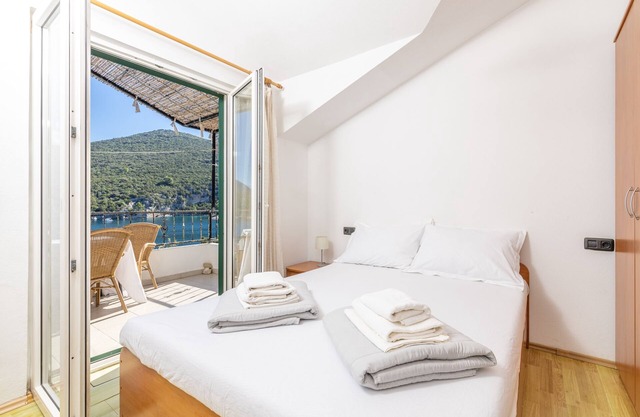 Studio flat near beach Cove Pokrivenik, Hvar (AS-2073-b)