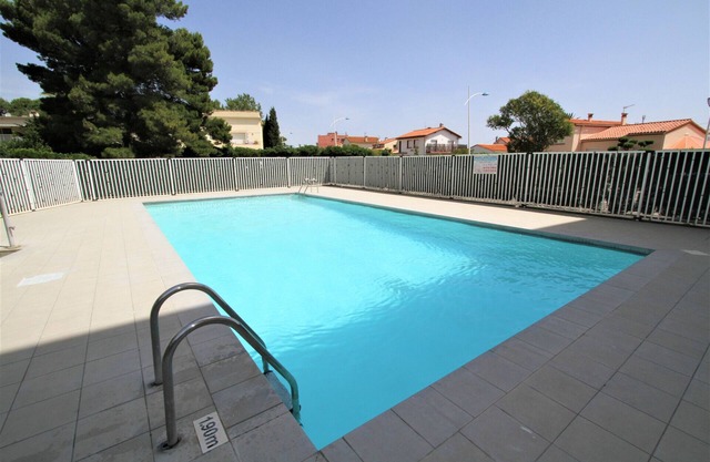 Studio for 4 with swimming pool and parking