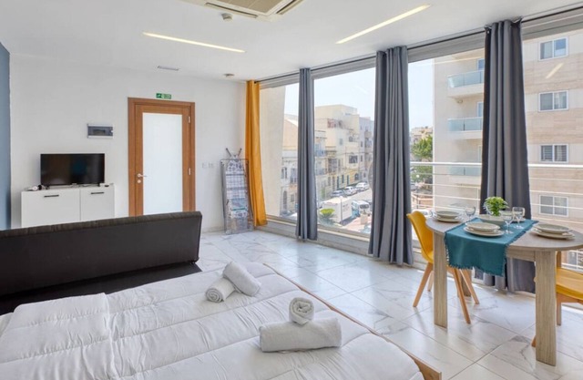 Studio home with sofa bed close to Valletta w/WIFI