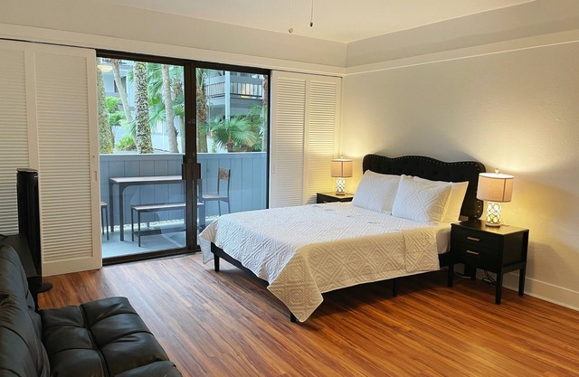 Studio in Hilo Center with Pool and Lake Views