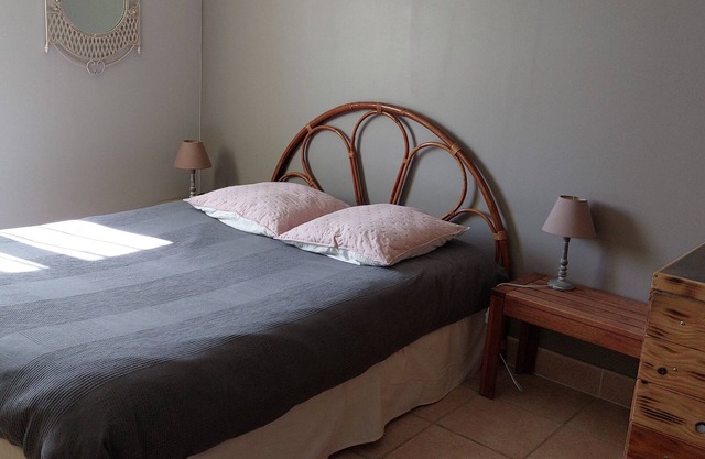 Studio in Provencal village with view of the hills