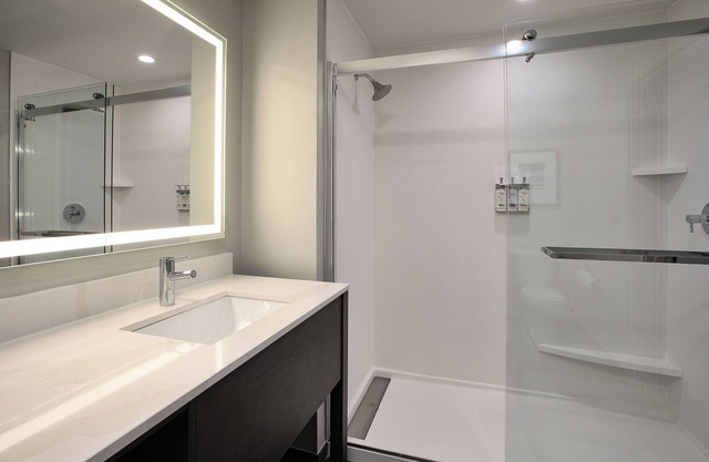 Studio King Suite in Grand Rapids with AC, WiFi, Fitness Room and Breakfast