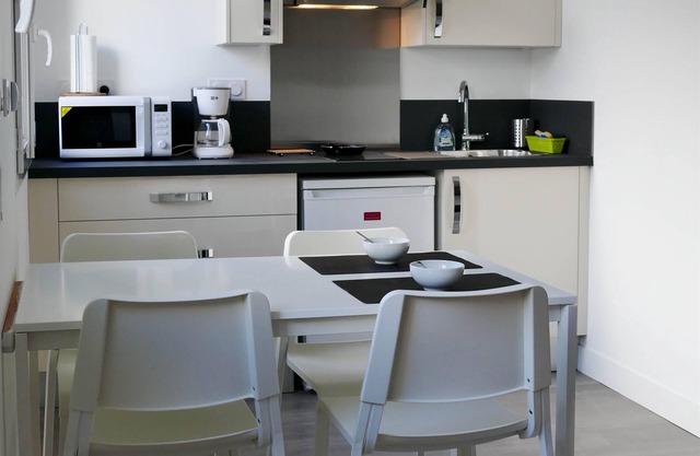 Studio kitchen, bathroom, sleeping area, TV, WiFi