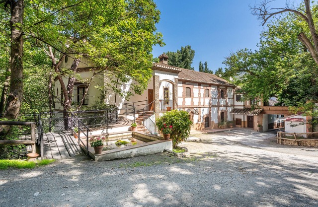 Studio 'Loft' with Lake View, Shared Pool, Shared Garden & Wi-Fi